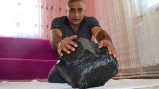 Ağrı Dağı'nın eteğinde buldu, kimse ne olduğunu anlayamadı! Gök taşı mı, siyah elmas mı?