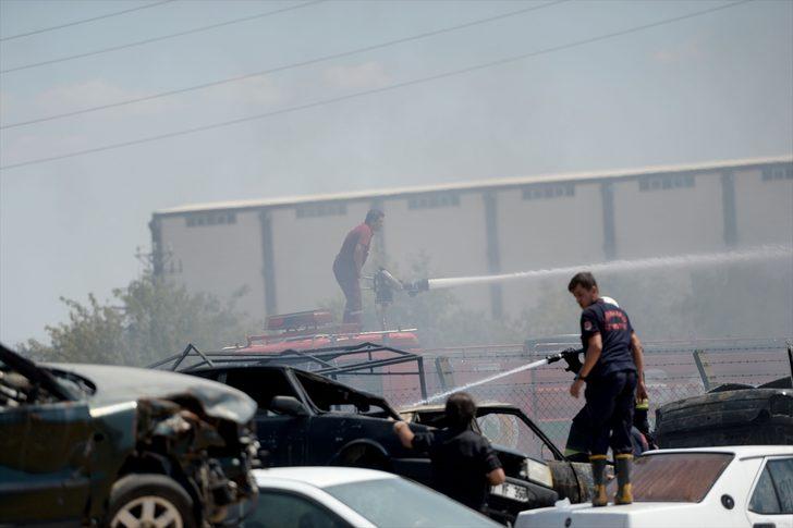 GÜNCELLEME 2 - Kahramanmaraş'ta yediemin hurda araçların bulunduğu alanda çıkan yangın kontrol altına alındı G3