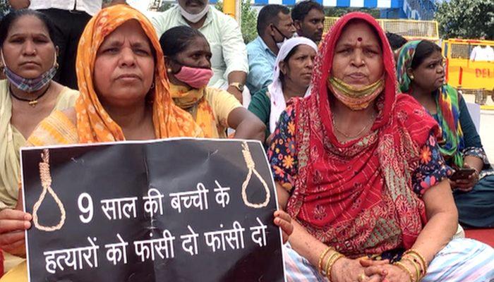 Hindistan'da 9 yaşındaki kız çocuğunun 'toplu tecavüze uğraması ve öldürülmesi' sonrası protesto gösterileri düzenleniyor