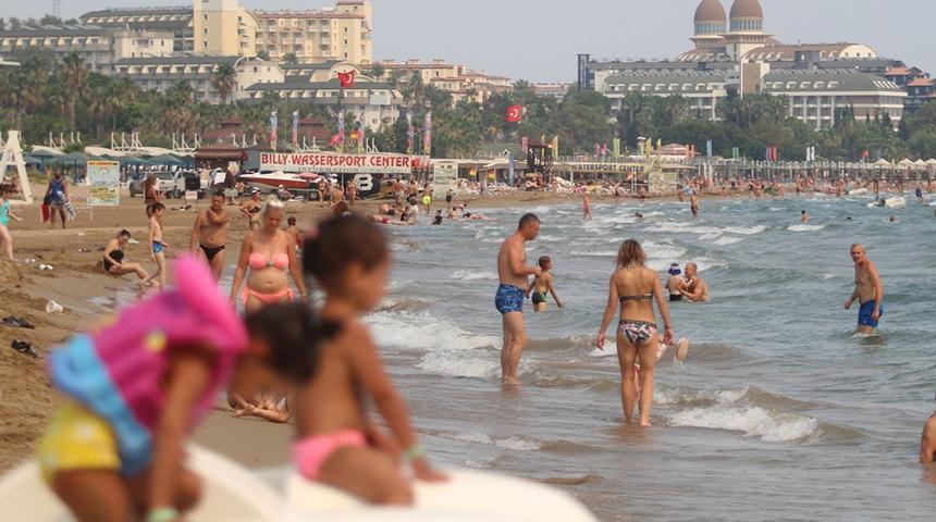 Orman yangınlarıyla mücadele eden Manavgat’ın diğer yüzü! Sahillerde yoğunluk var