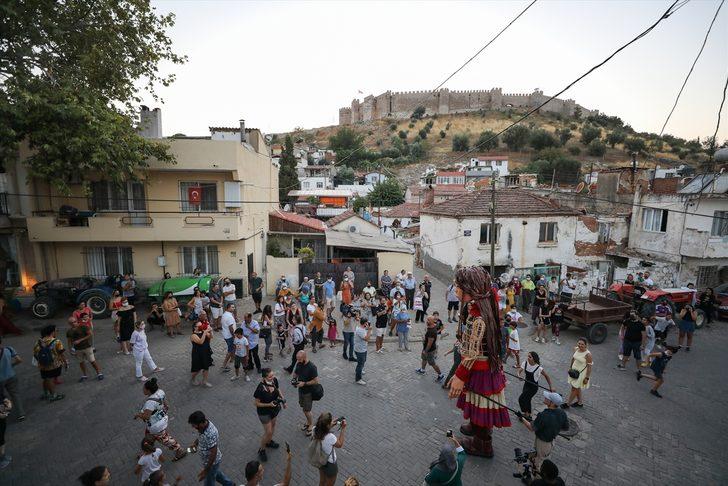 Mülteci çocukların simgesi kukla "Küçük Amal"ın İngiltere'ye yolculuğunda durağı İzmir oldu G1