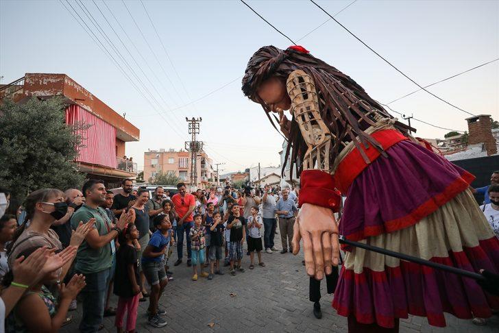 Mülteci çocukların simgesi kukla "Küçük Amal"ın İngiltere'ye yolculuğunda durağı İzmir oldu G2
