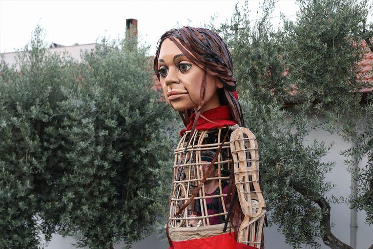 Mülteci çocukların simgesi kukla "Küçük Amal"ın İngiltere'ye yolculuğunda durağı İzmir oldu G3