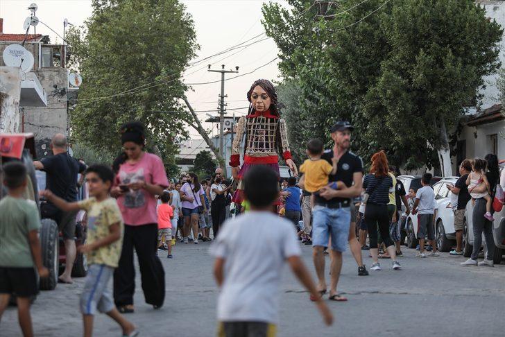 Mülteci çocukların simgesi kukla "Küçük Amal"ın İngiltere'ye yolculuğunda durağı İzmir oldu G5
