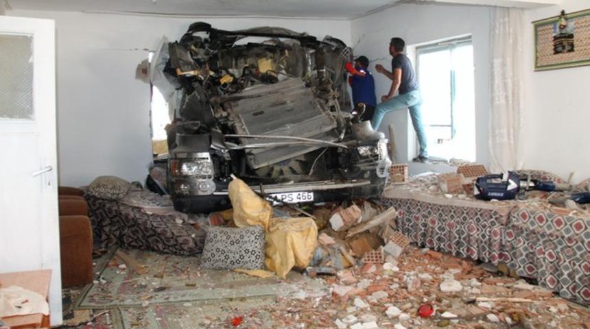 Tır salona daldı! Dehşeti yaşadılar