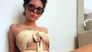 Türk sevgilisi Alev Aydın’dan oğlu olan dünyaca ünlü şarkıcı Halsey, bebeğini emzirdiği anları paylaştı