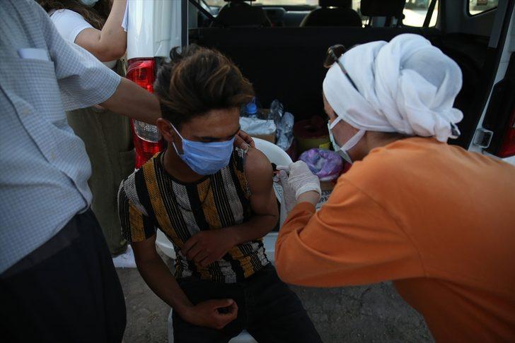 Mevsimlik tarım işçilerine çadırlarında aşı hizmeti sürüyor G3