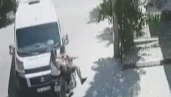Manisa'da feci kaza! Dönüş yapan minibüs, motosiklete böyle çarptı