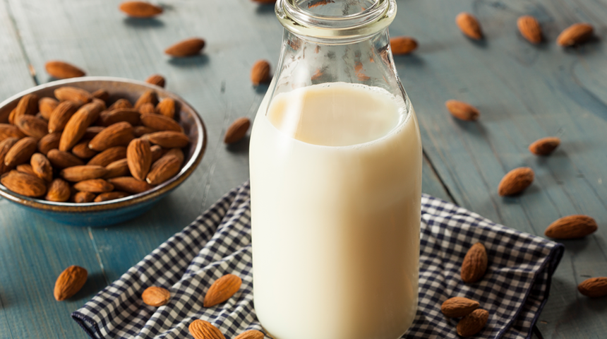 Evde kolayca hazırlanabilen badem sütü tarifi! Sadece 3 malzemeyle hazırdan farksız olacak