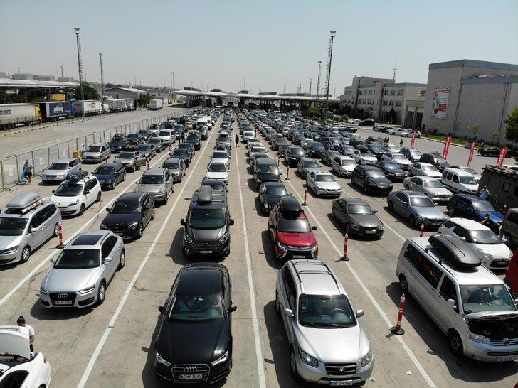 Akın akın dönüyorlar! Kapıkule'de sonu gelmeyen kuyruk G3