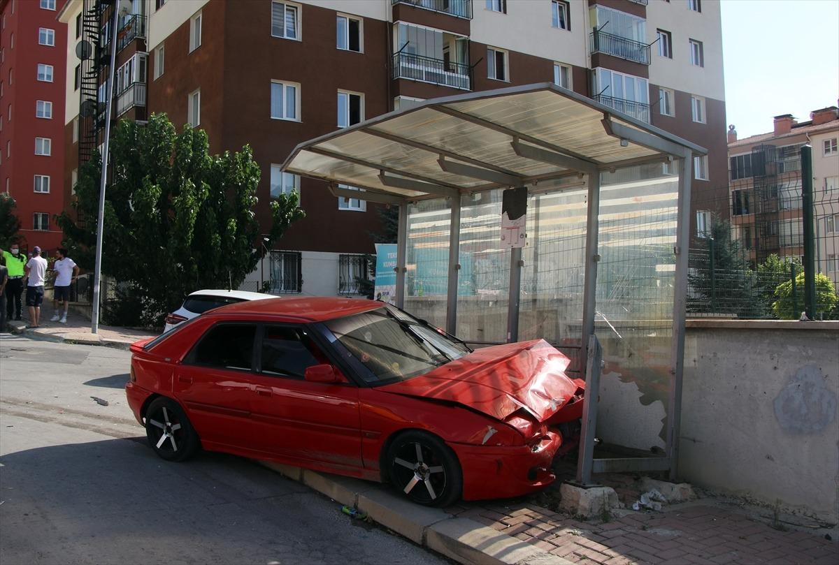 Uşak'ta iki otomobilin &ccedil;arpışması sonucu 5 kişi yaralandı