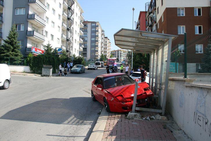 Uşak'ta iki otomobilin çarpışması sonucu 5 kişi yaralandı G2