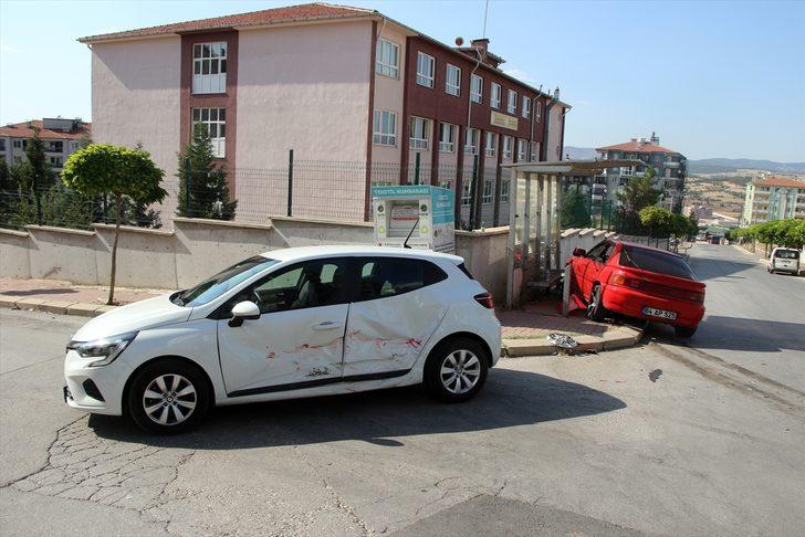 Uşak'ta iki otomobilin çarpışması sonucu 5 kişi yaralandı G3