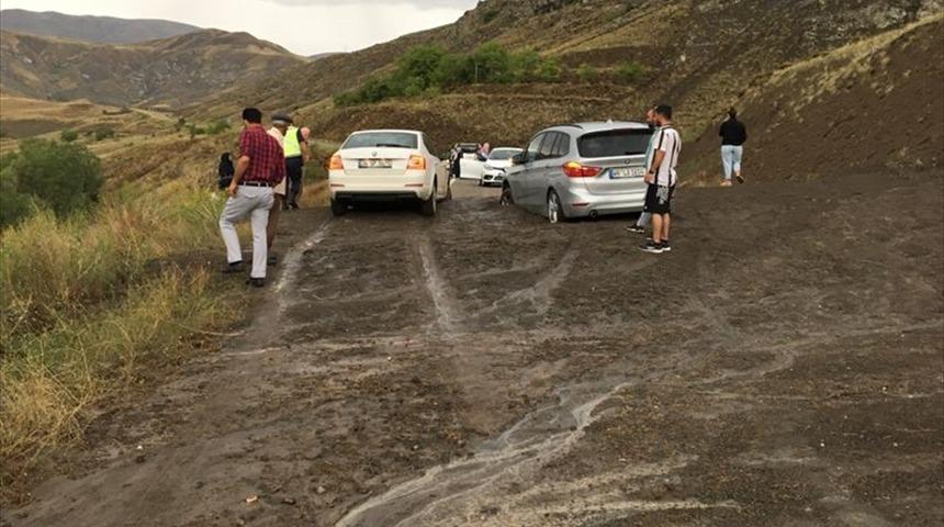 Erzurum-Bayburt kara yolu heyelan nedeniyle ulaşıma kapandı