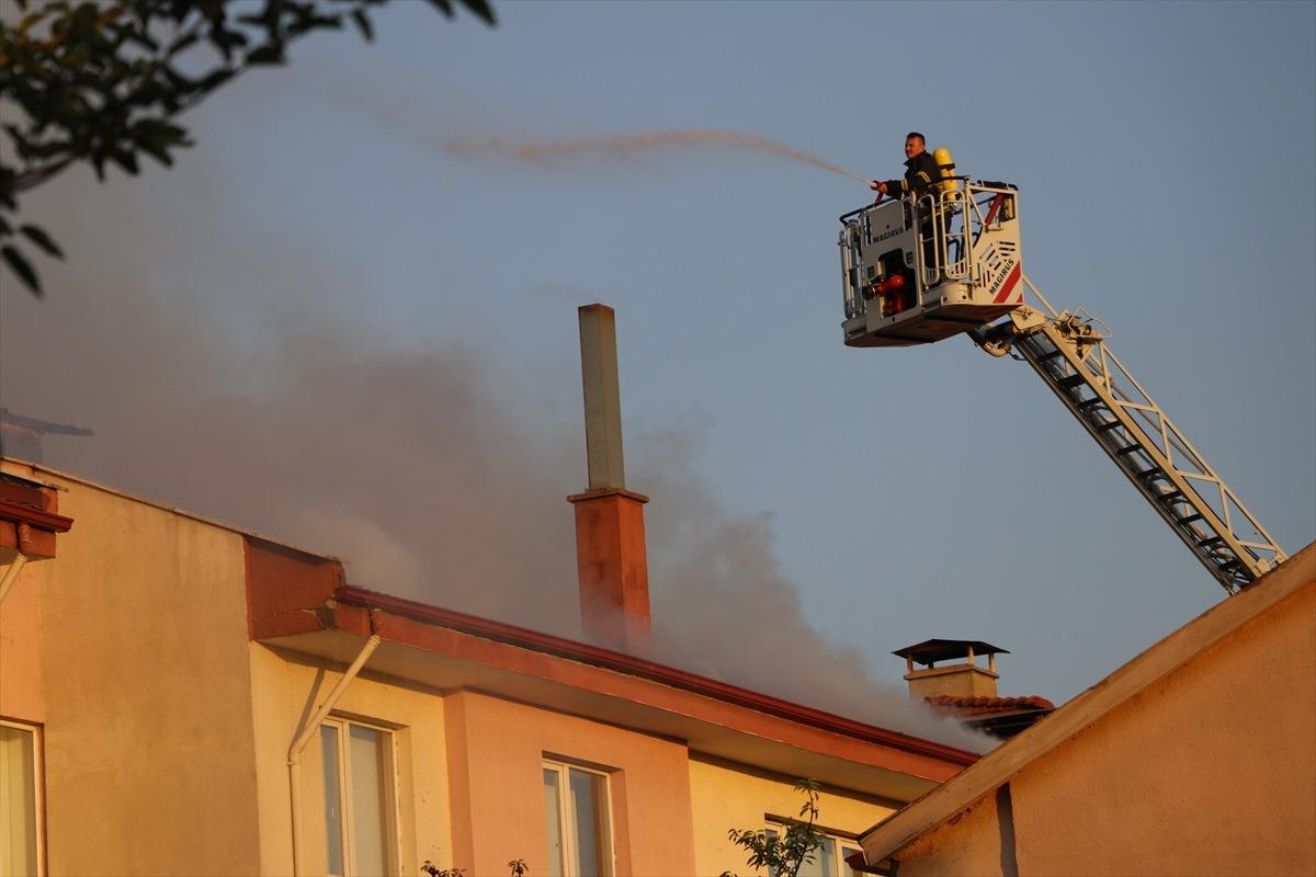 Bolu'da binanın &ccedil;atısında &ccedil;ıkan yangın s&ouml;nd&uuml;r&uuml;ld&uuml;