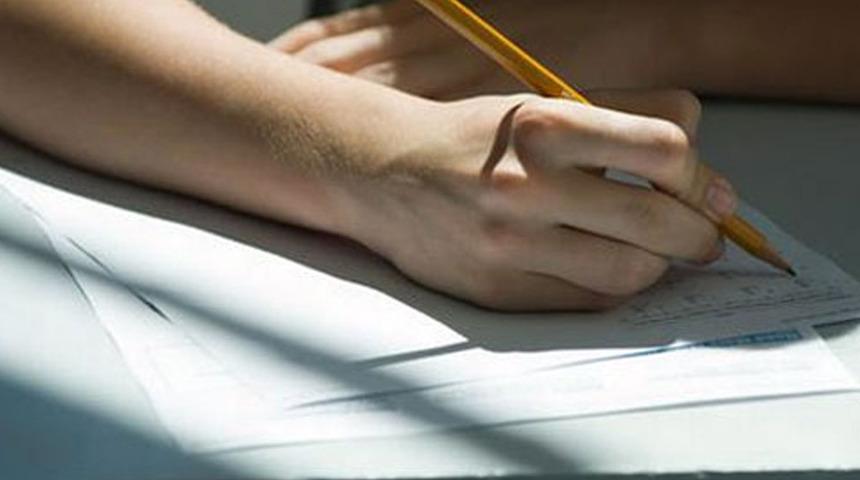 Senegal'de kılık değiştirerek kız arkadaşının yerine sınava giren kişiye 1 ay hapis