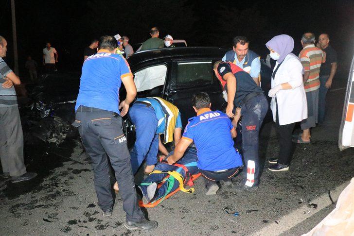Erzincan'da iki otomobil çarpıştı: 1 ölü, 7 yaralı G3