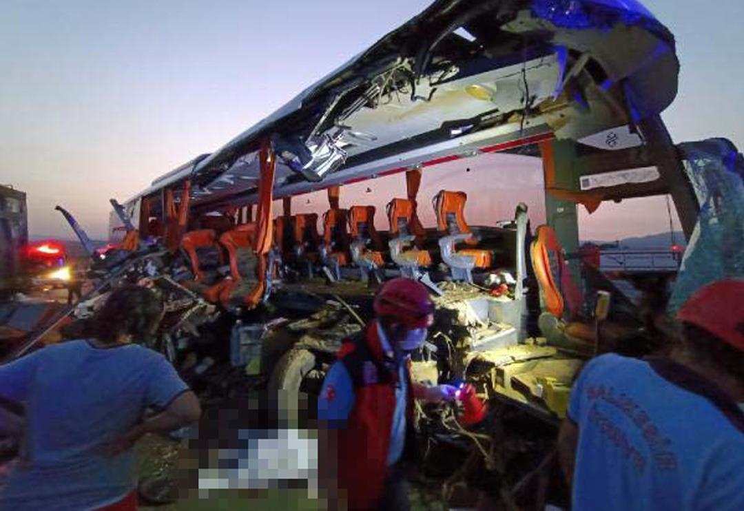 Soma'da korkun&ccedil; kaza! Otob&uuml;s TIR 'a &ccedil;arptı: &Ccedil;ok sayıda &ouml;l&uuml; ve yaralı