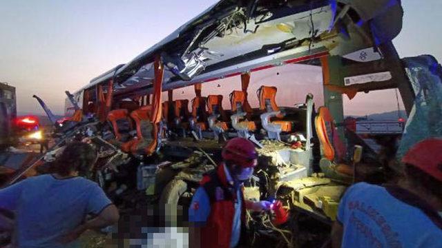 Soma'da korkunç kaza! Otobüs TIR 'a çarptı: Çok sayıda ölü ve yaralı