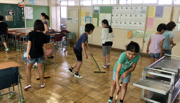 İlginç Japon geleneği! Neden Japon öğrenciler okulda temizlik yapıyor?