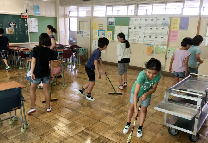 İlginç Japon geleneği! Neden Japon öğrenciler okulda temizlik yapıyor?