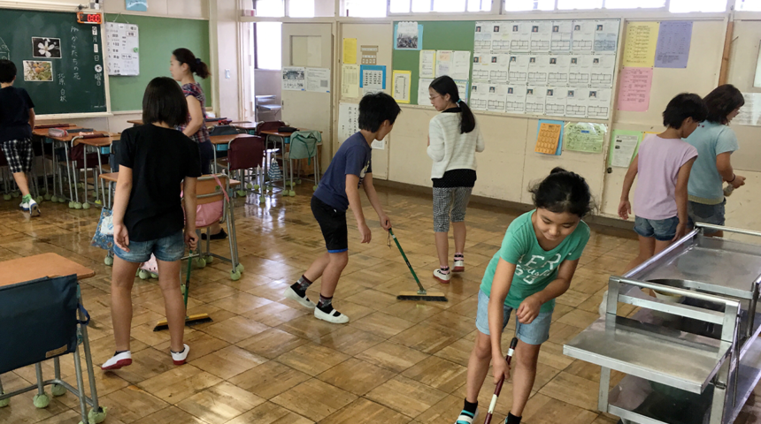 İlginç Japon geleneği! Neden Japon öğrenciler okulda temizlik yapıyor?