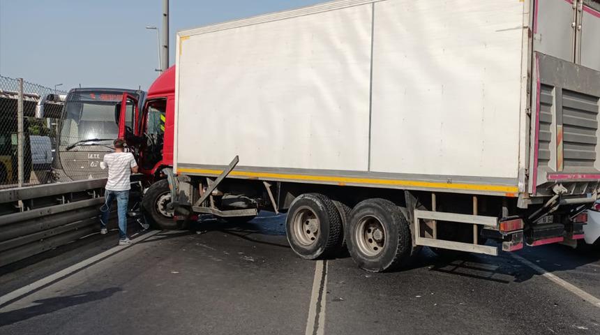 İstanbul'da kamyon, metrobüs bariyerlerine çarptı! Uzun araç kuyrukları oluştu
