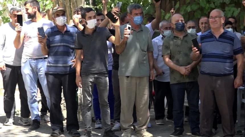 Telefonla konuşmak için her gün mezarlığa çıkıyorlar!