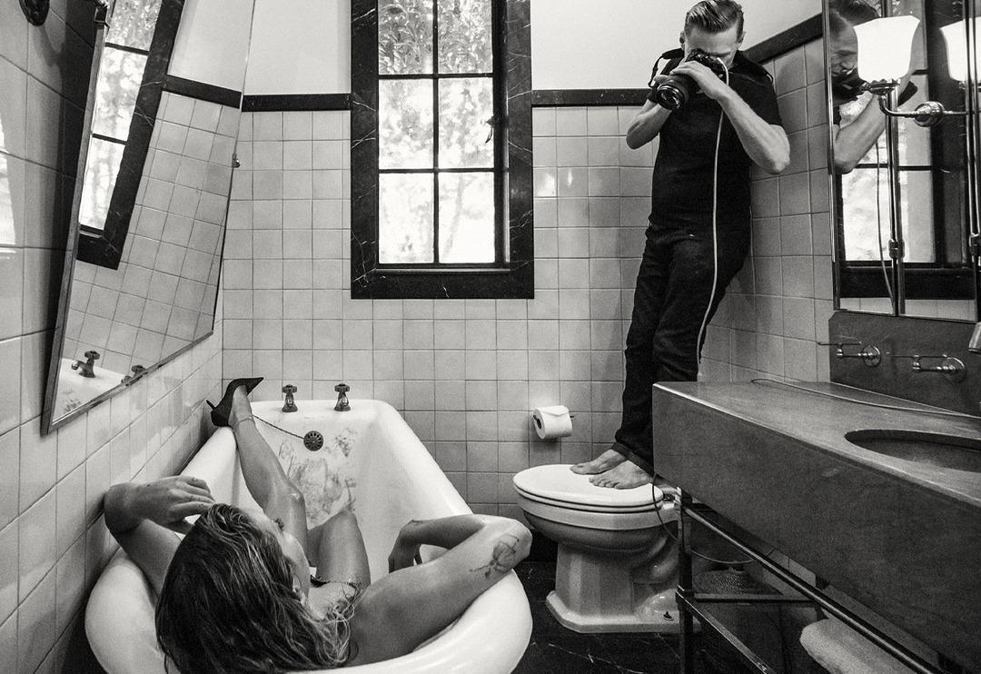 Bu yıl Bryan Adams &ccedil;ekti! İşte 2022 Pirelli Takvimi&rsquo;nin kamera arkası g&ouml;r&uuml;nt&uuml;leri