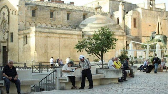 Ülkede kapalı kamusal mekanlara girmek için Covid belgesi almak gerekiyor