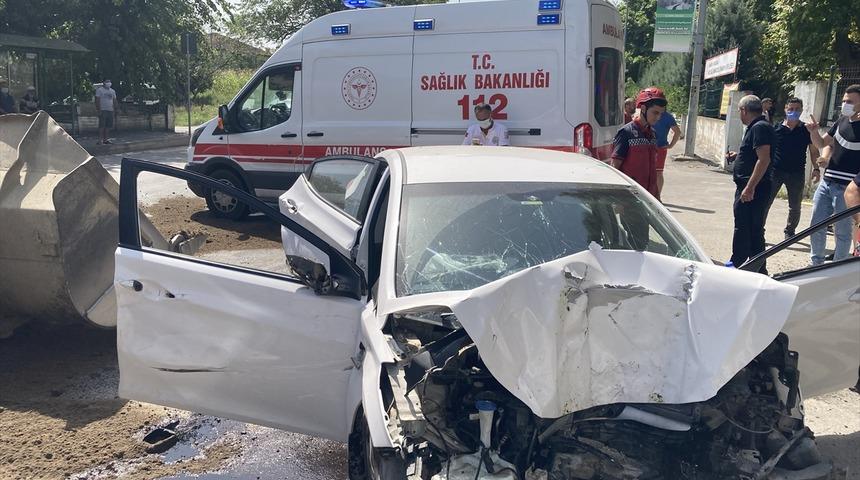 Sakarya'da direksiyon başında fenalaşarak kaza yapan sürücü ağır yaralandı