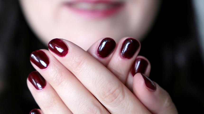 Koyu renk ojeleri sürerken nelere dikkat etmeliyiz?