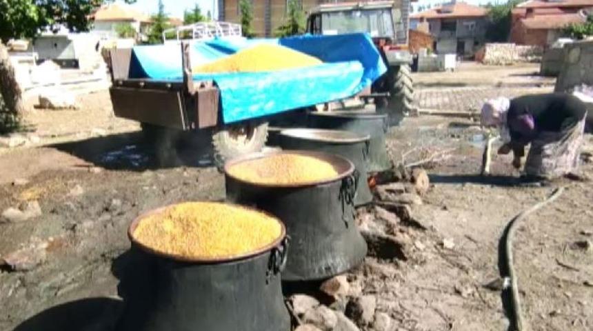 Yüzyıllardır yapılan geleneği devam ettiriyorlar! Dev kazanlarda kaynatıp kışa hazırlıyorlar