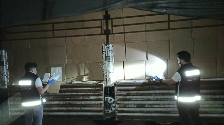 İzmir'de 12 milyon 310 bin ka&ccedil;ak makaron ele ge&ccedil;irildi