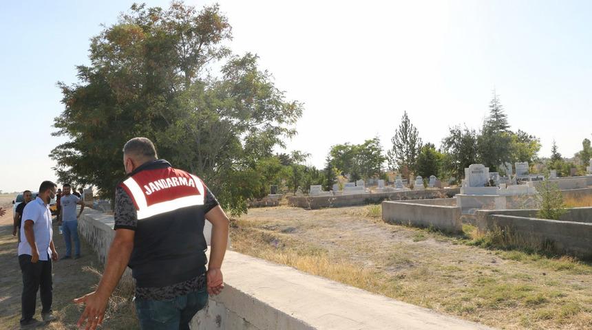Arazi anlaşmazlığı nedeniyle mezarlıkta buluştuğu baba ile oğlunu öldürdü