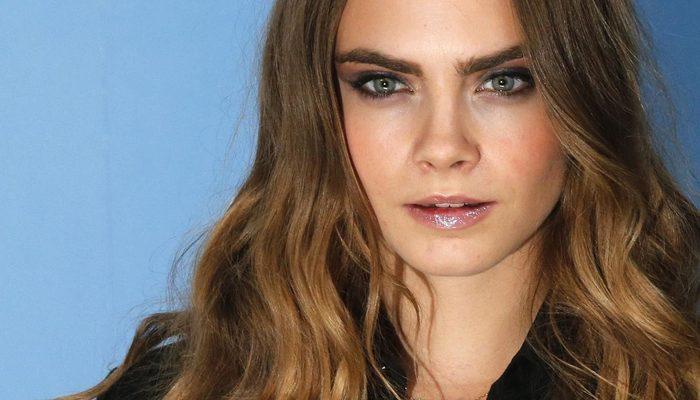 Cara Delevingne’den ayna karşısında çırılçıplak poz