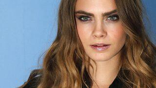 Cara Delevingne’den ayna karşısında çırılçıplak poz