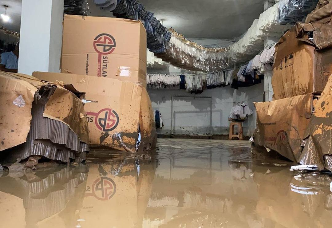 Bursa&rsquo;da şiddetli yağmur! Bir&ccedil;ok ev ve iş yerini su bastı