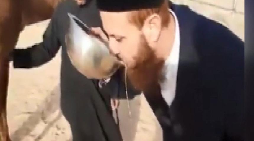 'Sopalı' tedavi hayrete düşürmüştü! Skandalları bitmedi: Yıllar önce deve idrarı içti, şimdi de otel ve araçlarda buluşuyor