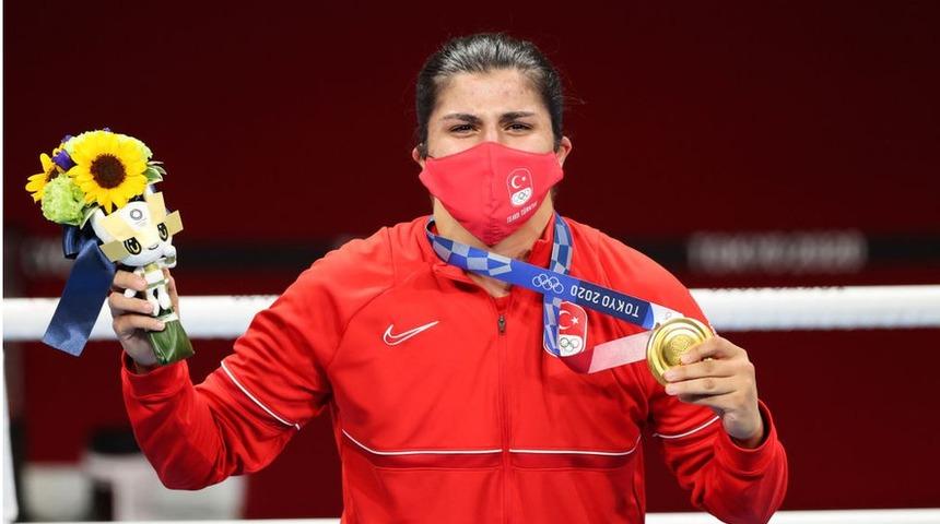 Tokyo 2020: Busenaz S&uuml;rmeneli boksta Olimpiyat şampiyonu oldu