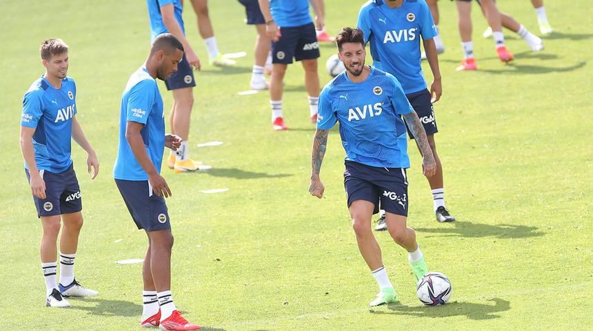 Fenerbahçe'de Serdar Aziz ve Jose Sosa takımla çalıştı