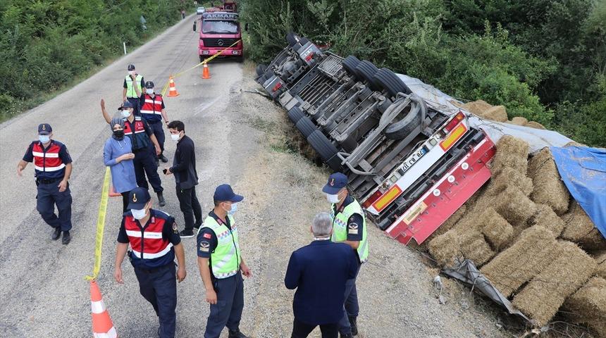 Bolu'da saman balyası yüklü tır devrildi: 1 ölü