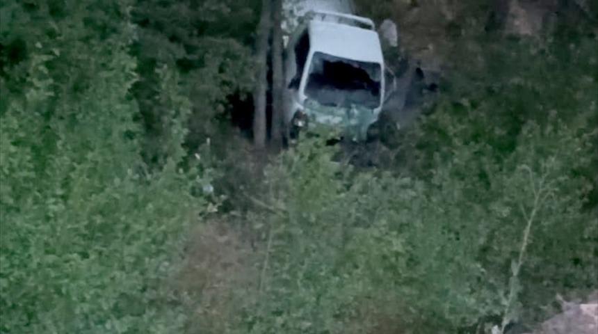 Gümüşhane'de kamyonet şarampole devrildi: 2 yaralı