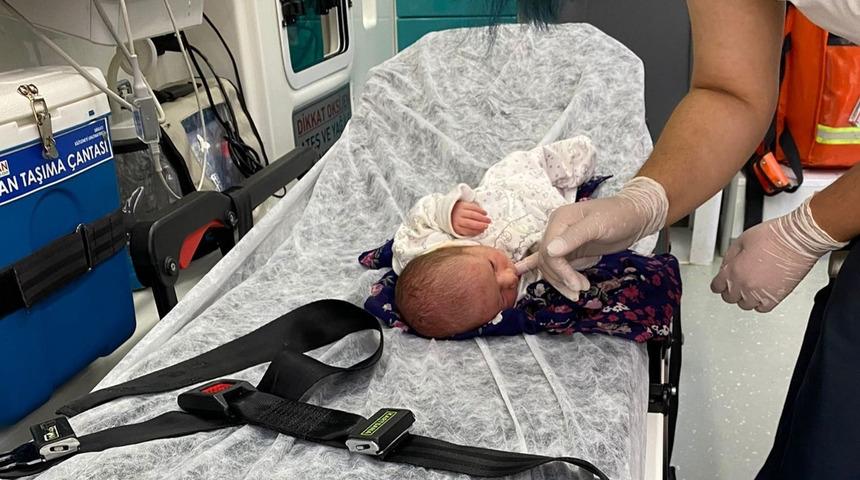 Bu nasıl vicdansızlık! 3 günlük bebeği poşete koyup yol kenarına attılar