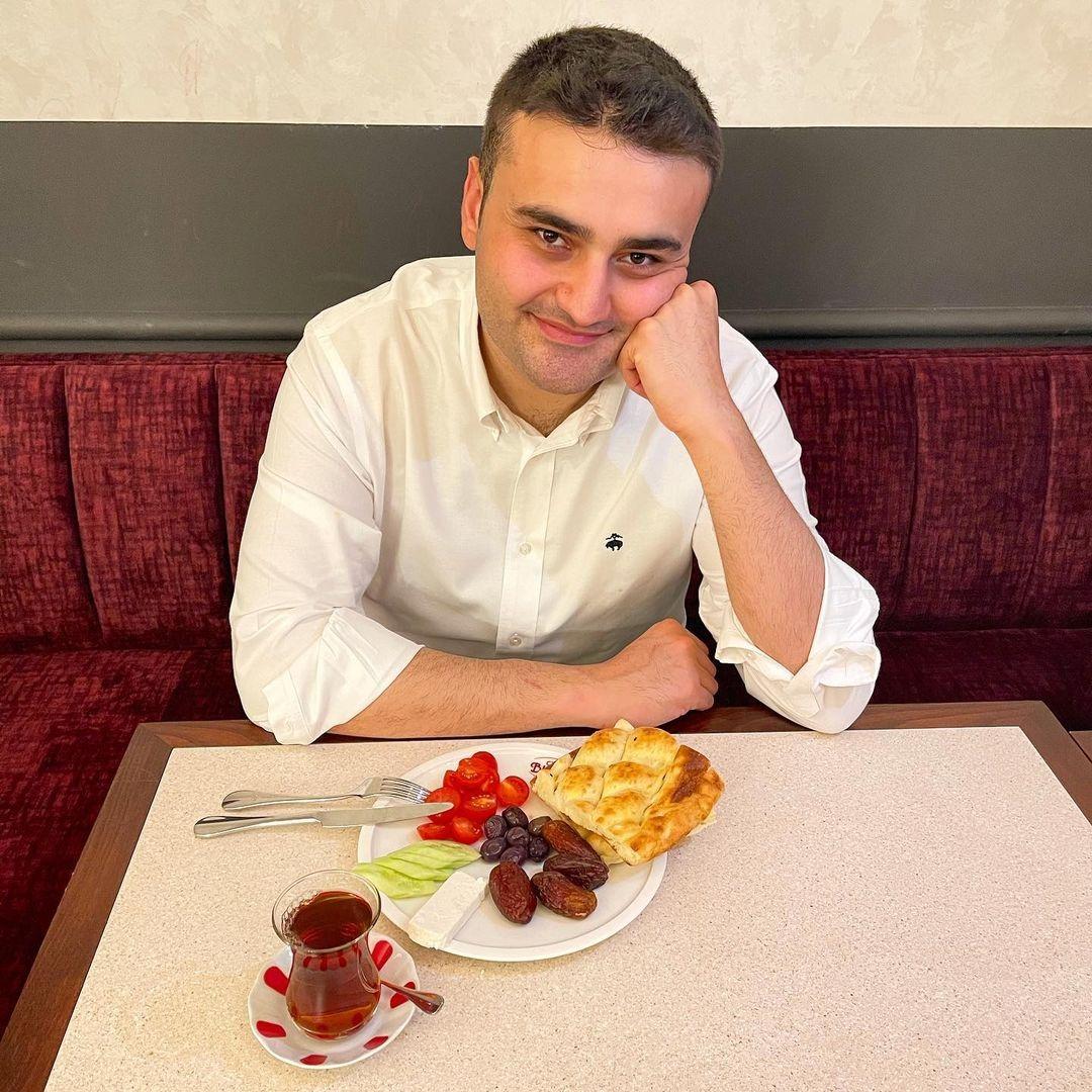 CZN Burak &ouml;ld&uuml; m&uuml;? CZN Burak kimdir, nereli ve ka&ccedil; yaşında?