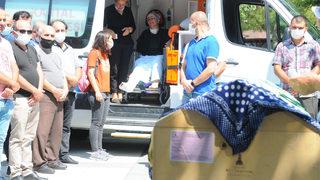 8 yaşındaki kızı son yolculuğa uğurlanırken, ambulanstan ağlayarak izledi