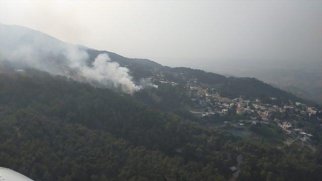 Hatay'da çıkan orman yangınına havadan ve karadan müdahale ediliyor