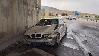 Afyonkarahisar'da otomobil bariyer ile köprü duvarına çarptı: 4 yaralı