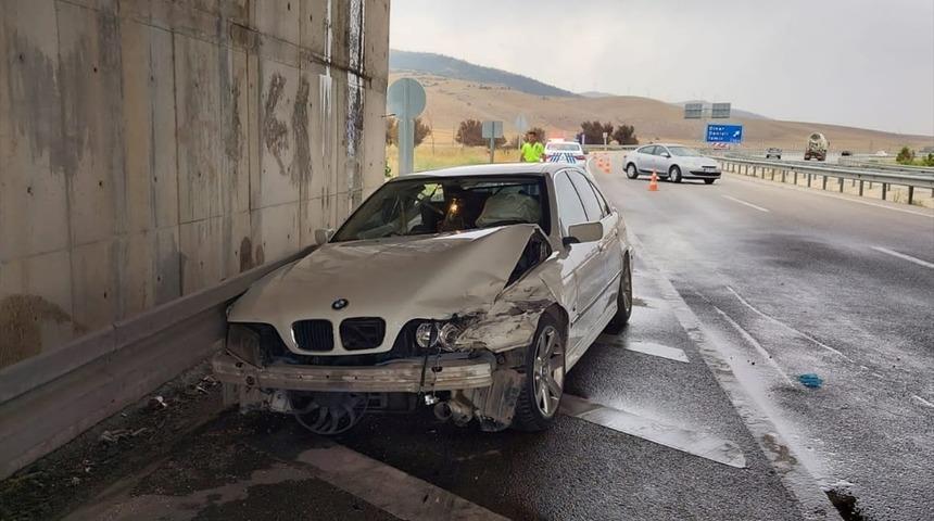 Afyonkarahisar'da otomobil bariyer ile köprü duvarına çarptı: 4 yaralı