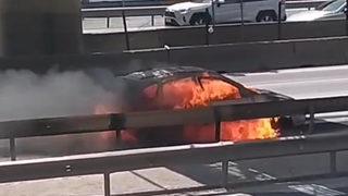 Ataşehir'de otomobil yangını D-100'ü kapattı